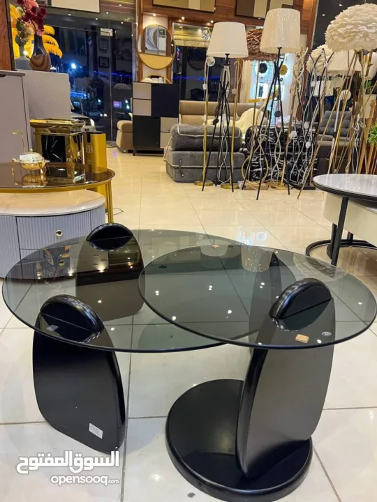 طاولة قهوة عصرية بسطح زجاجي أنيييق وتصميم حديث   هالطاولة بتجمع بين التصميم العصري والبساطة الراقية