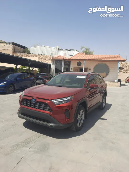 تويوتا راف فور XLE موديل 2022 لون خمري داخل جلد اسود عداد قليل