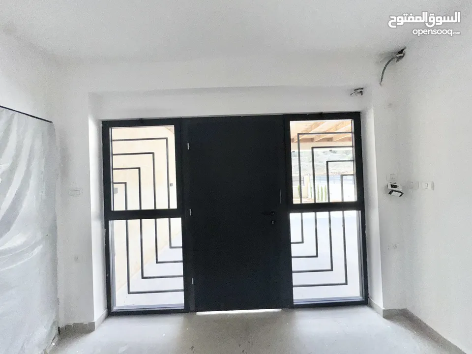 حديقة على مستوى الشارع  ومدخل خاص