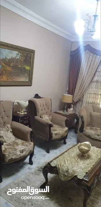 طقم كنب لغرفة الضيوف مع طاولة الوسط