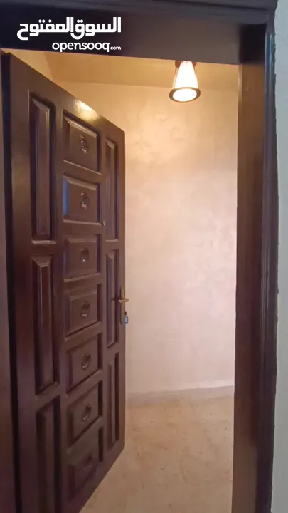 شقة للايجار مناسبة للعرسان والعائلات مجددة بالكامل في منطقة قريبة على كافة الخدمات وعمارة عائلية