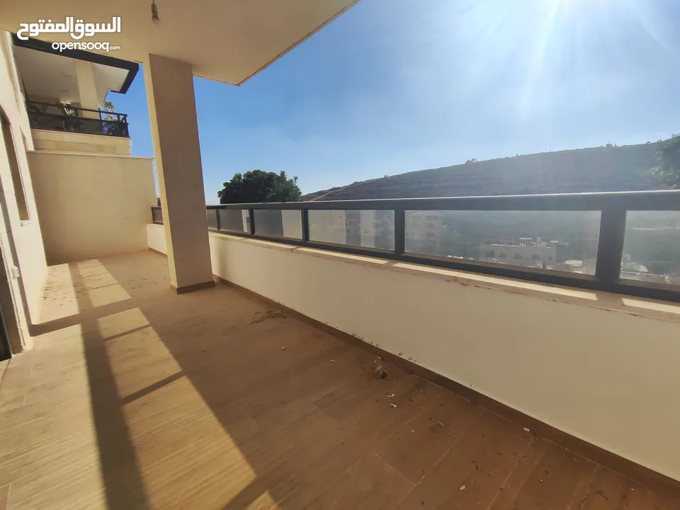 شقة قيد الفرش على ذوقك للايجار في عين منجد
