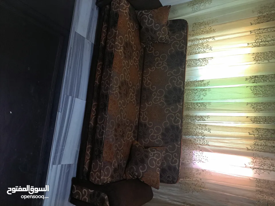 طقم كنب صوفيات للبيع عبارة عن ثنائية عدد2 وثنائية عدد1 للبيع بسبب الرحيل بحالة جيدة للاستفسار 07885