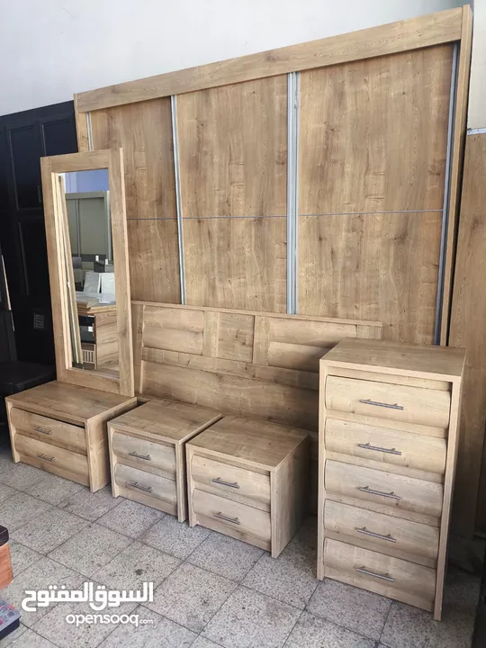 غرفة نوم بلون خشبي مميز