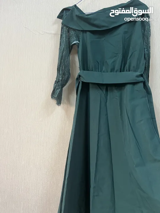 فستان اخضر مع حزام للبيع