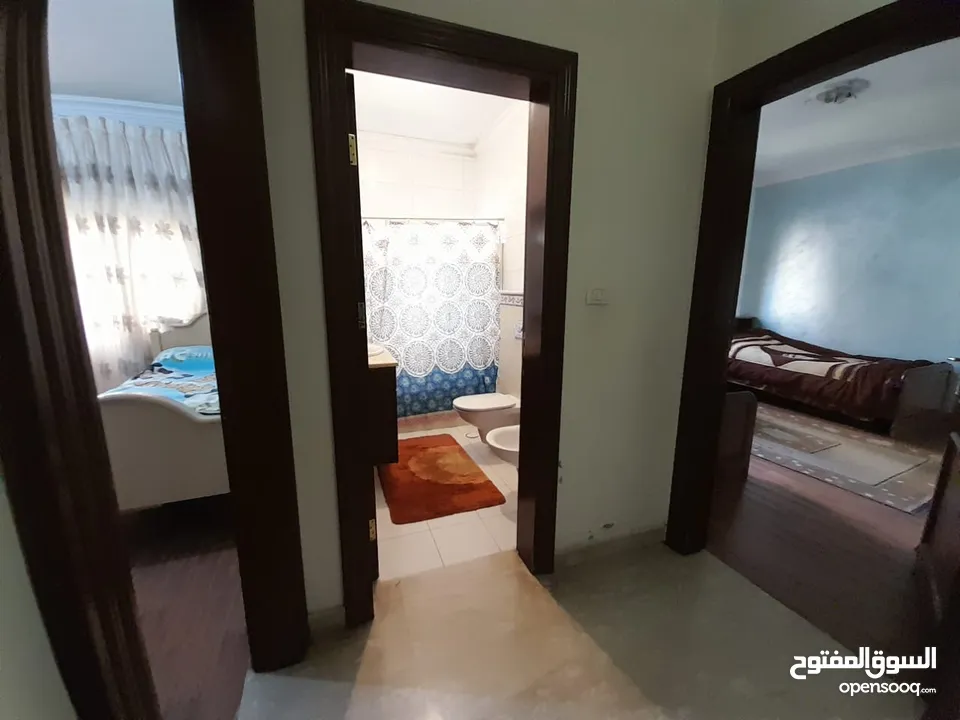 شقة طابقيه ( معلقه مستوى الشارع ) فارغة في دير غبار للبيع  ref : 14182
