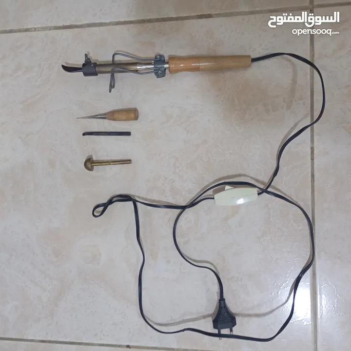 مكاوي لحام والكتابة على الخشب بالحرق