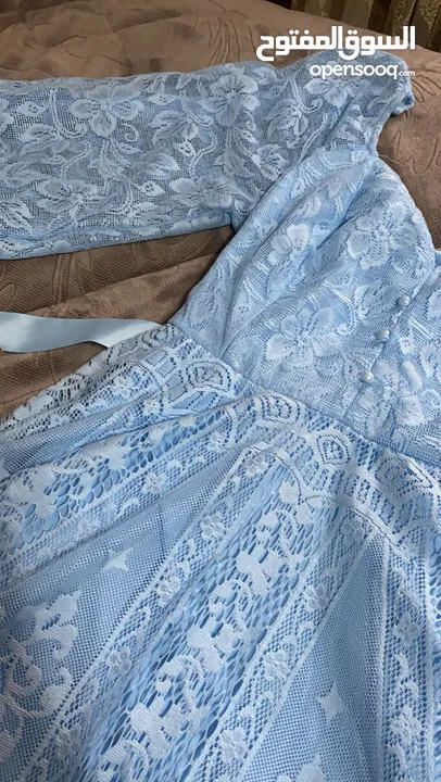 ‏فستان سهرة ‏قصير نوعا ما لونه ازرق سماوي ‏