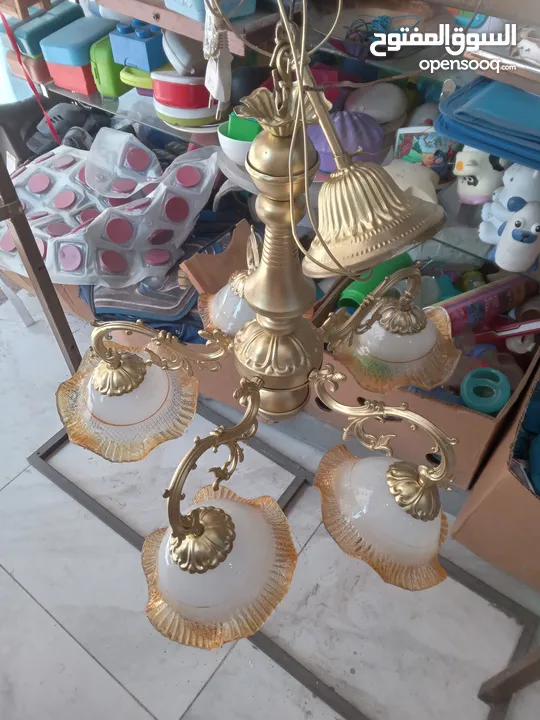 ثريات بأشكال مختلفة