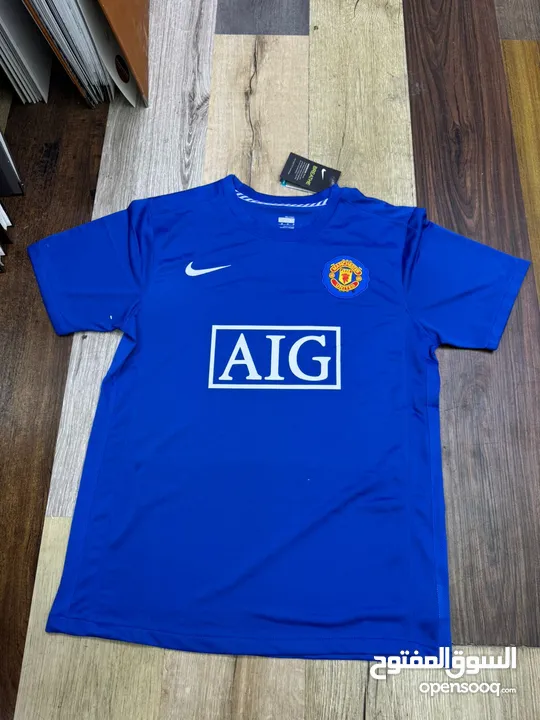 classic football jersey قميص نادي كرة قدم كلاسيكي.