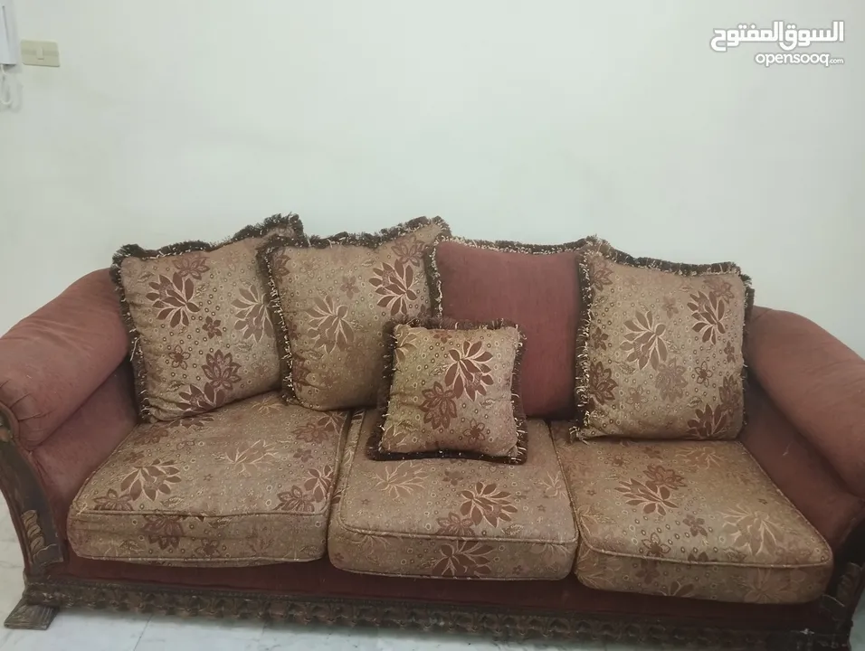 طقم كنب مع طاولات مستعمل بحالة جيدة جدا