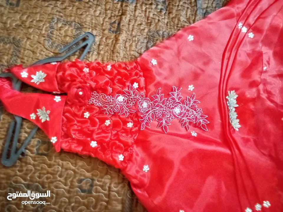 بدله بناتي لون احمر بحال الجديد وفوشي  بتلبس عمر 9/10 سنين يوجد خدمة توصيل داخل عمان دينارين