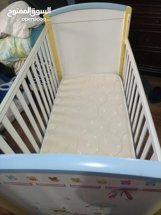 تخت بيبي مع خشب حماية متحرك بحالة جيدة جدا  استعمال خفيف