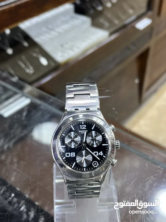 ساعة يد من ماركة Swatch السويسرية وهي معروفة بتصاميمها الأنيقة وجودتها العالية.