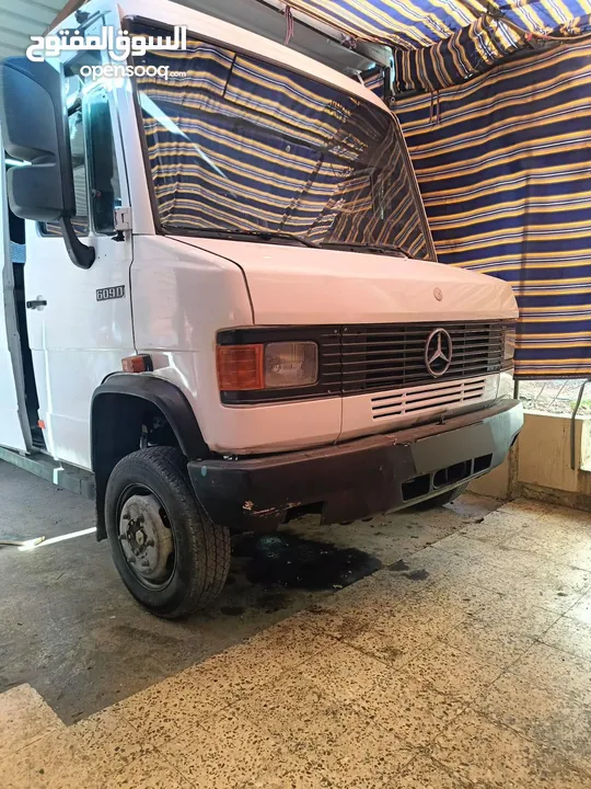 باص فان مرسيدس بحالة جيدة جدا للبيع