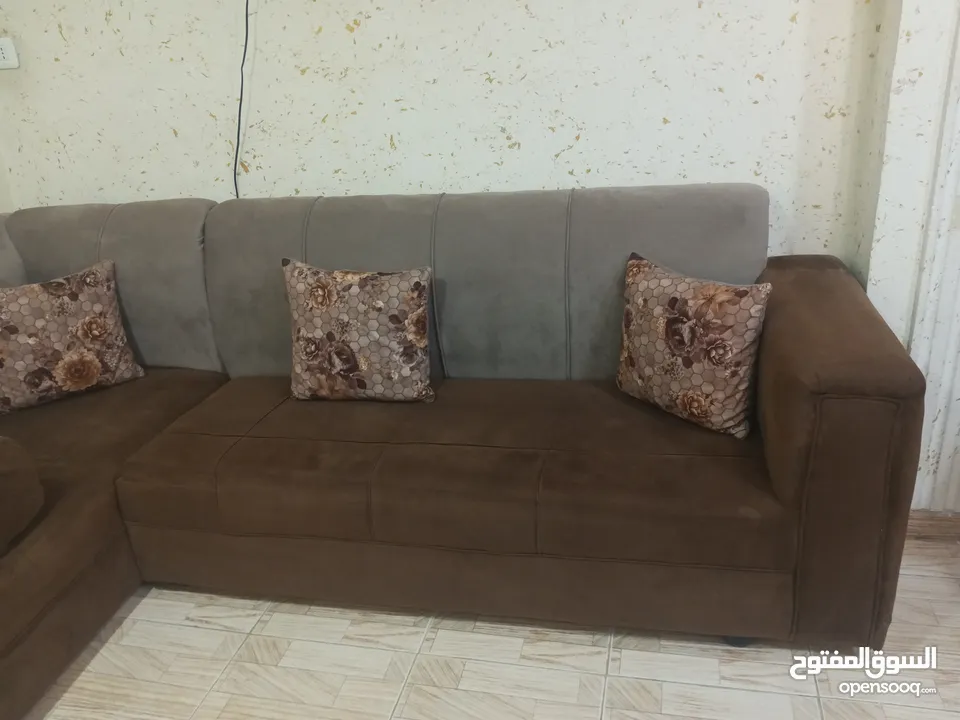 طقم كورنر لون بني وبيج بوج وج نظااافة الاستخدام كتير قليل لانه لغرفة ضيوف