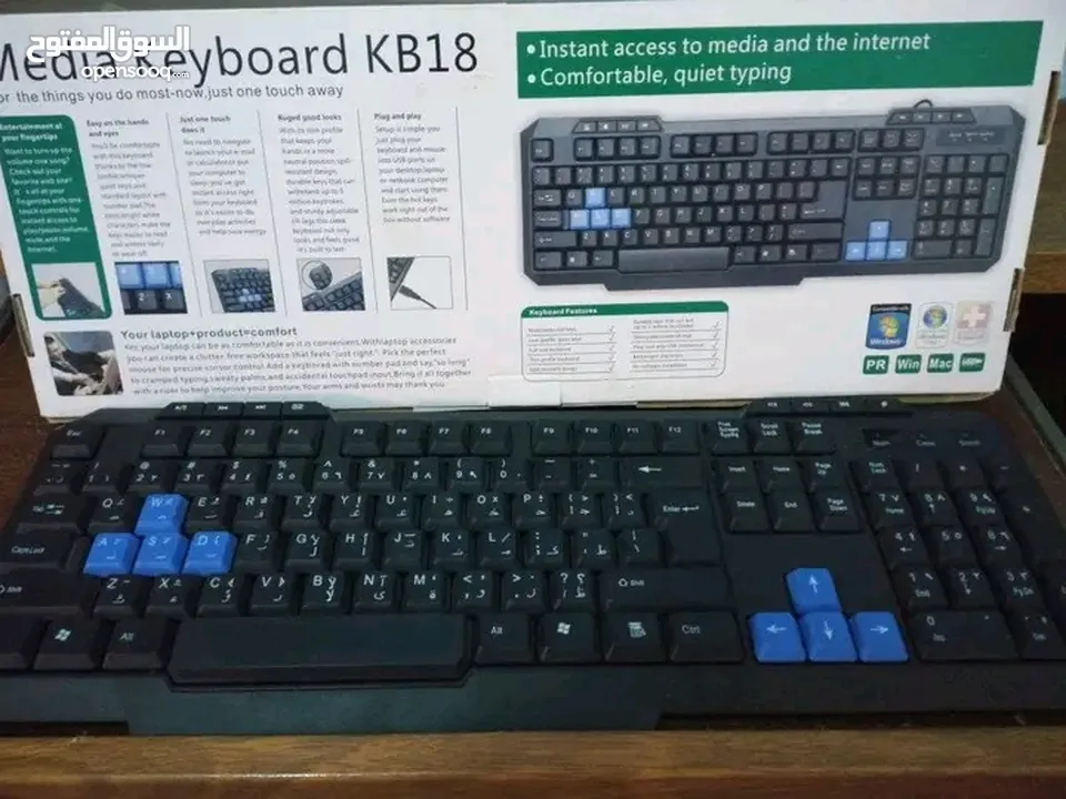 شاشة كمبيوتر ولوحة مفاتيح