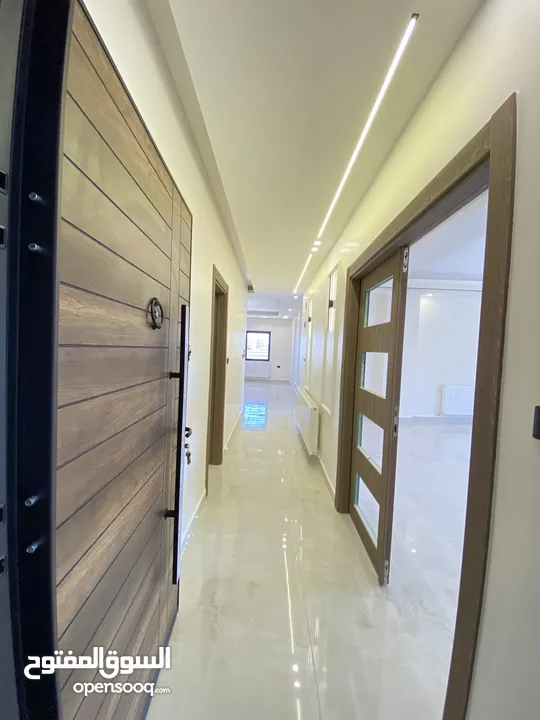 شقة طابق اخير مع روف 230 متر وتراس 100 متر على شارعين  طريق المطار خلف المدارس العالمية بسعر مميز