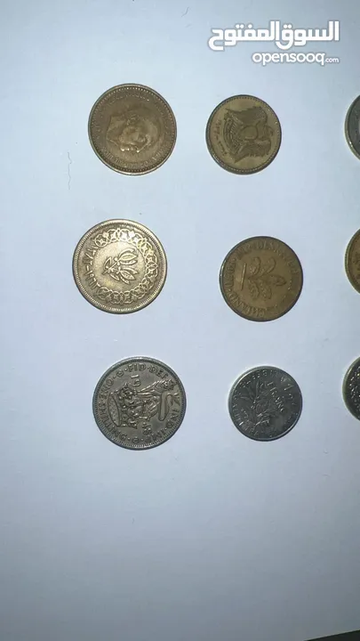 عملات اجنبية وطوابع قديمة