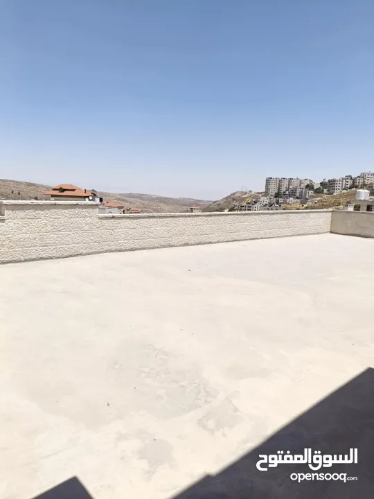 روف صغير مفروش مع ترس للايجار في سطح مرحبا