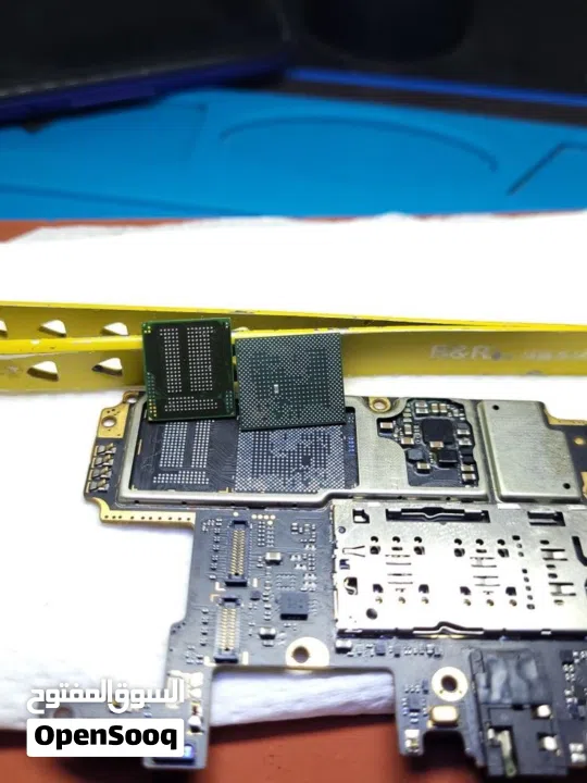 خدمة تصليح الهواتف و الايباد  متوفر شاشات وجميع قطع الغيار بأسعار الجملة ضمان على جميع الخدمات