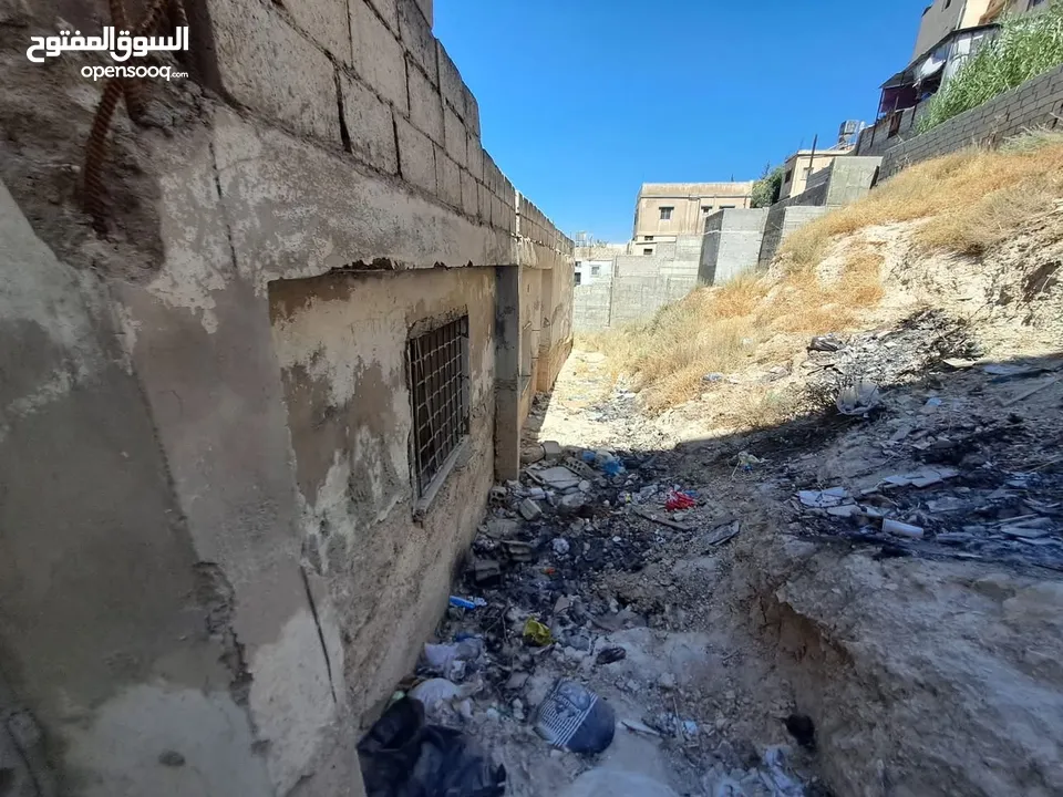 ارض ومنزل للبيع في ماركا نمره ثنين عن الشارع والسوق وفي دخله ع الارض من الخلف