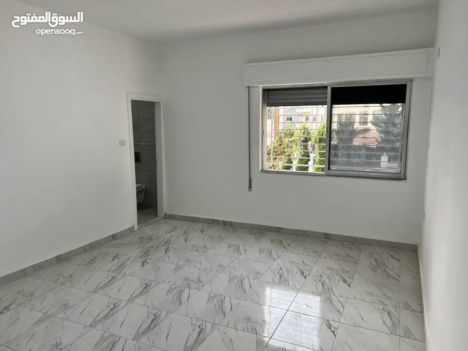 شقة طابقية ارضية في الشميساني بمدخل وكراج وساحات خاصة