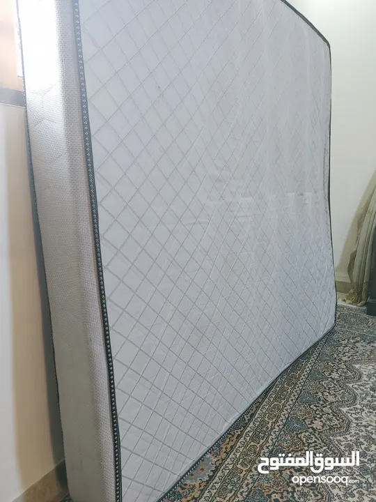 فرشات زمبركيه مستعملة عدد3 +طاولة شاشة بحاله جيده جدا