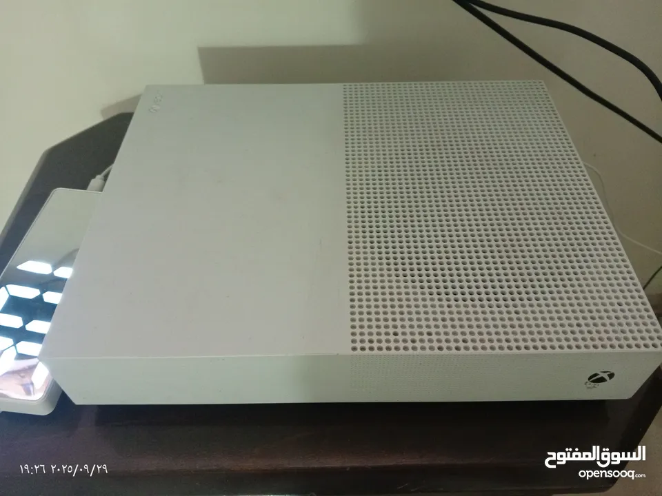 Xbox one s  مستعمل بحاله ممتازة  مع يدة اصلية