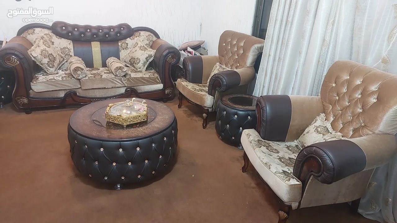 غرفة ضيوف كنب 7 مقاعد  كاملة  مع طاولاتها والموكيت والبرداي قابل للتفاوض