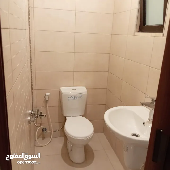 طريق المطار لم تسكن سوبر ديلوكس شقه فارغه للايجار + 240 متر 5 غرف نوم ـ 2 ماستر