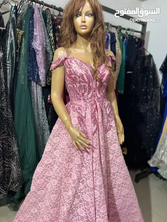فساتين للبيع بسعر مغري