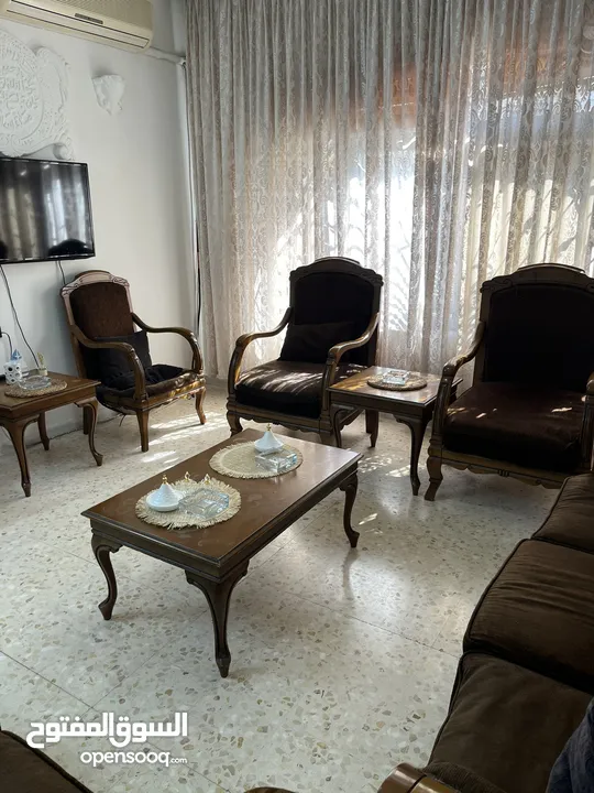 طقم كنابيات خشب زان مع طاولة سفرة