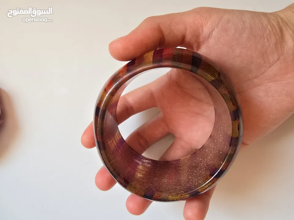 اساور زجاجية ملونة جميلة كبيرة