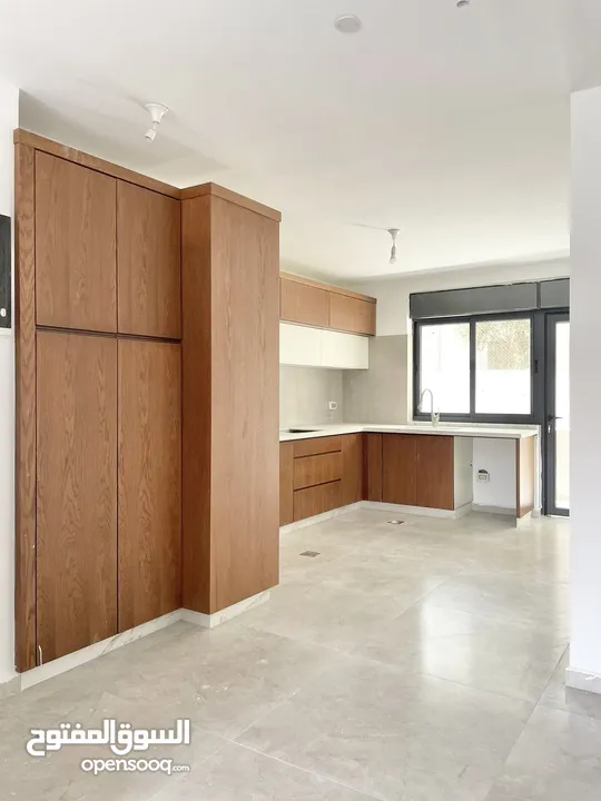 شقة للبيع في عين منجد جديدة مع مطبخ