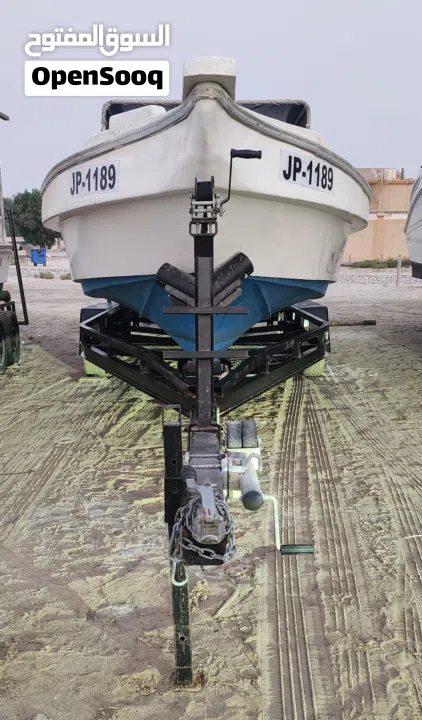 للبيع قارب 28 قدم مع مكينتين ياماها