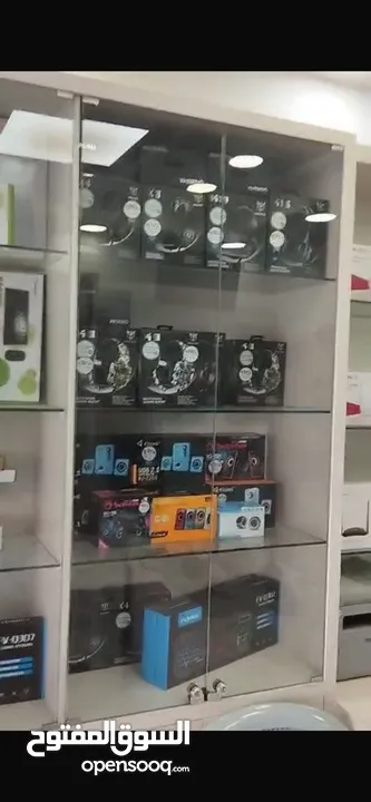 ديكور معرض اكسسوارات وصيانة اجهزة حاسوب- الديكور كامل من خزائن وتعليق ورفوف