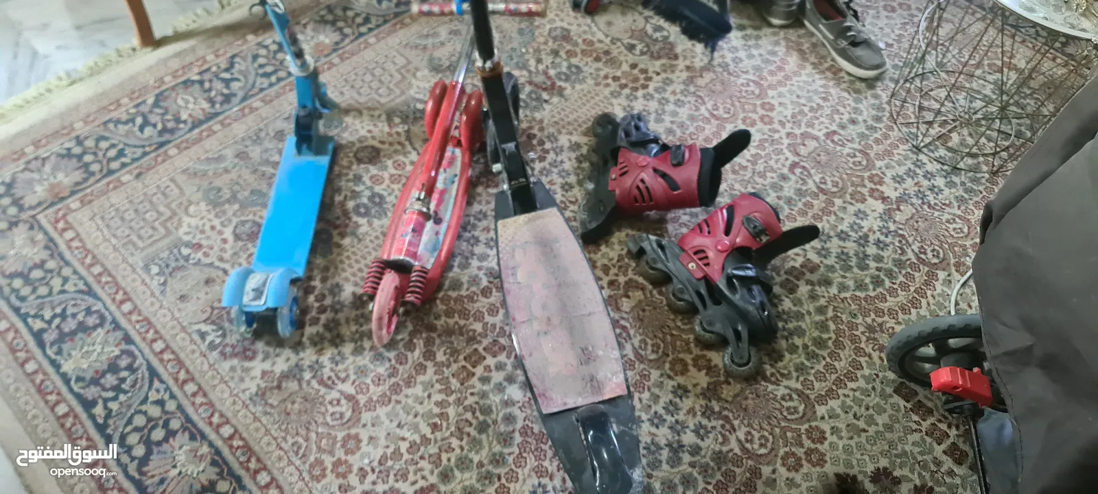 سكيت لون احمر وثلاث سكوترات للبيع
