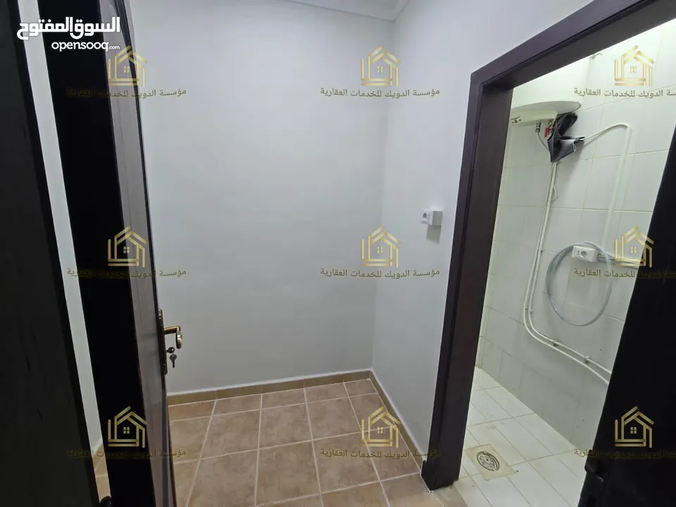 شقة في منطقة ام السماق ارضي مع حديقة وترسات