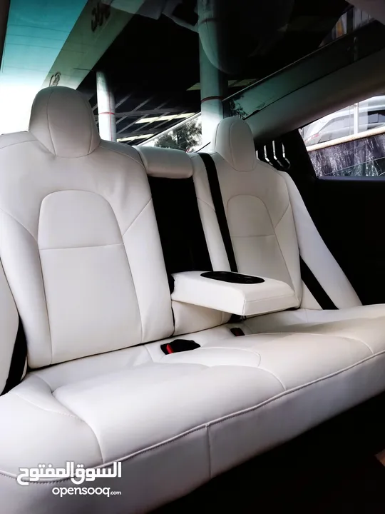 تيسلا 2023 model 3 فحص كامل اوتوسكور لون اسود ملوكي داخلي ابيض بحالة الوكالة للبيع بسعر لقطة ومحرووق
