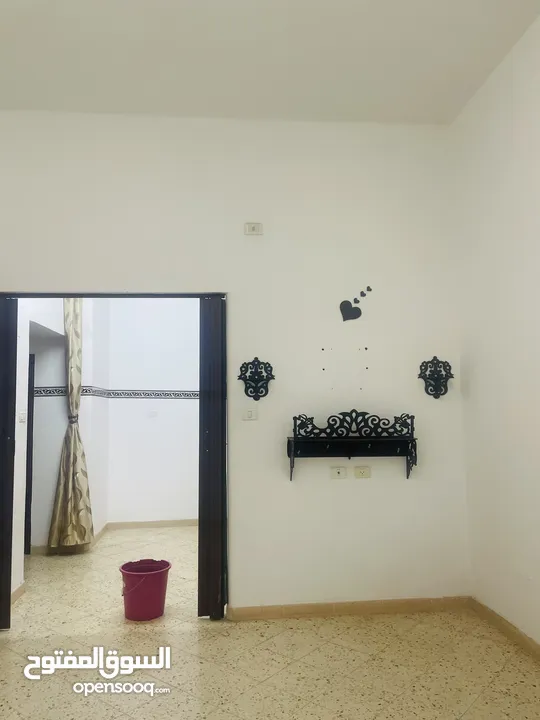 شقق سكنيه للإيجار موقعها الخليل راس الجوره مقابل كازيه زيد للمحروقات طابق ارضي