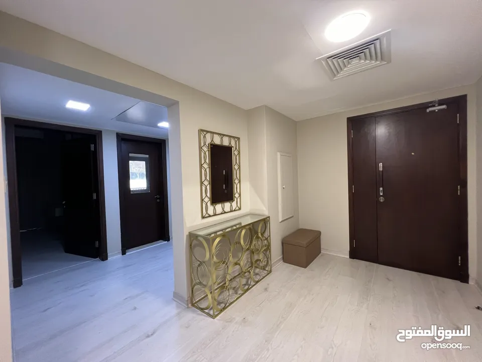 للبيع العاجل شقة مجددة 3 غرف + غرفة خادمة دخول مباشر للشاطئ