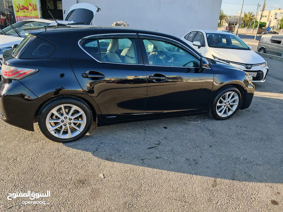 LEXUS-CT200 بحالة الوكالة فل عدا فتحه فحص كامل