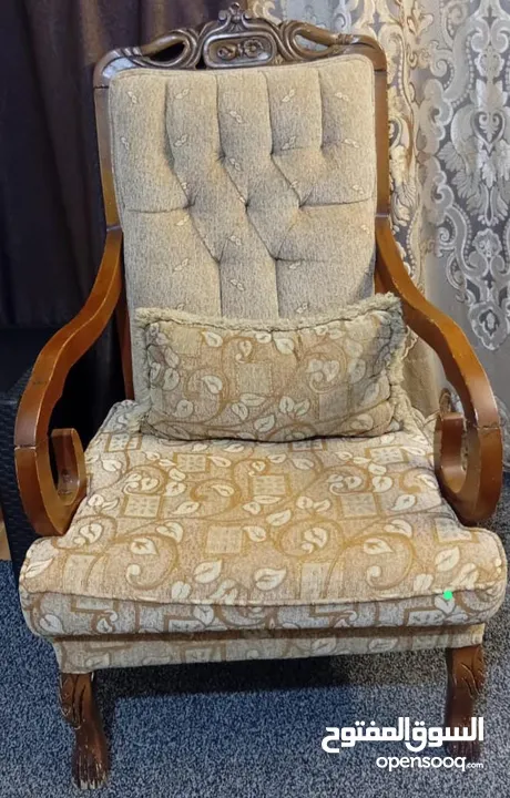 طقم كنب مستعمل بحالة جيدة للبيع بداعي السفر