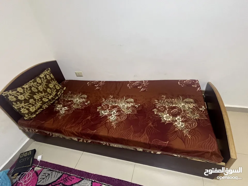 سرير خشبي مكتبين خشب  فرشة برادي عدد 3 كومدينة بلاستيك 4 رفوف كبار كرسي مكتب