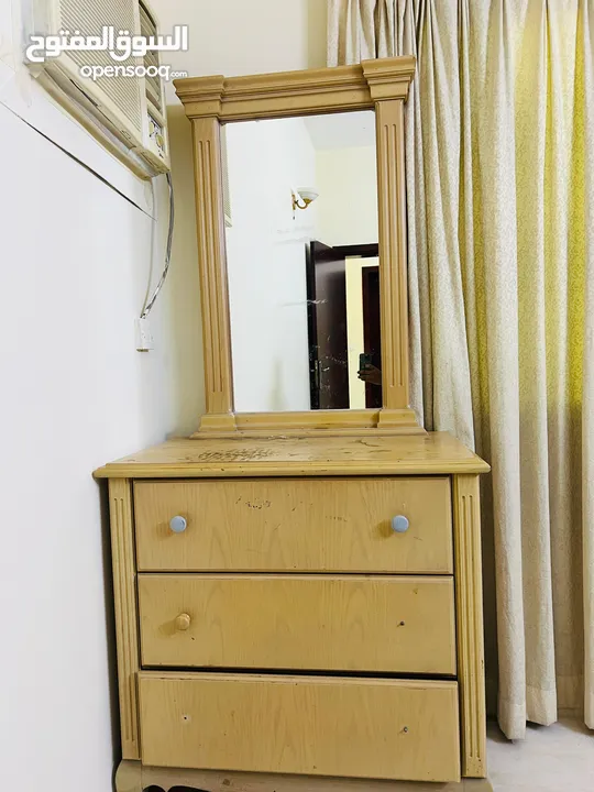 5 bd/- dressing table with mirror