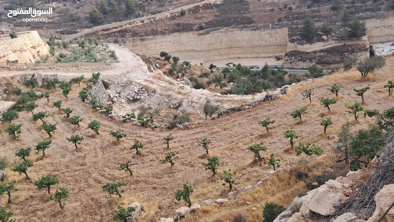 أرض في بيت كاحل مطلة على شارع واد القف