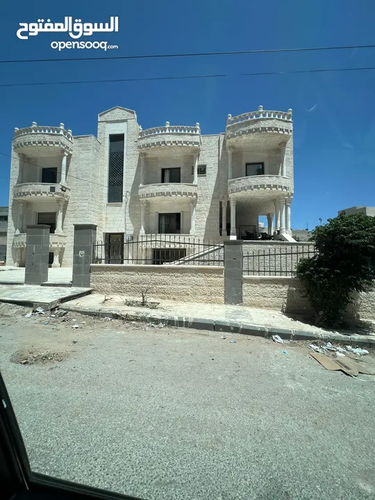 فيلا بمساحة 1000 متر مربع اربد / ايدون تم عرضها للبيع بالمزاد العلني