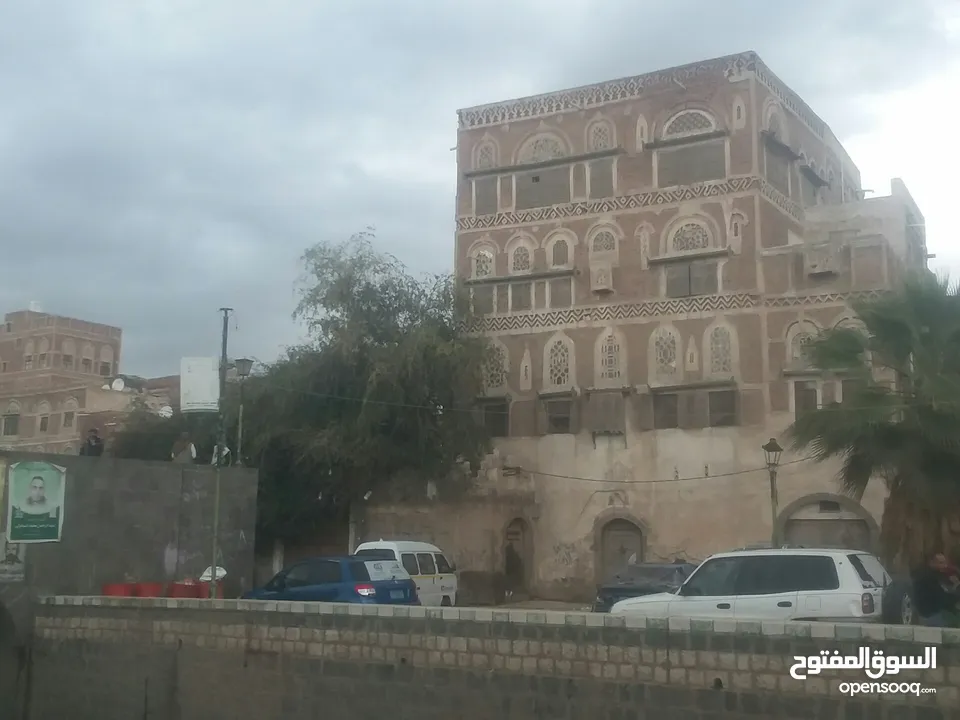 منزل فخم من اربعة طوابق وبستان كبير مزروع وحوش لعدد 6 سيارات  على السايلة مباشرة بصنعاء القديمة