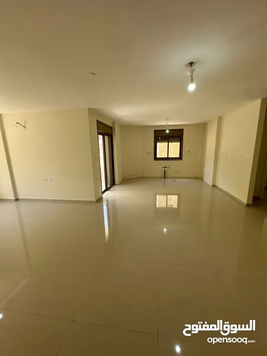 ثلاث غرف نوم غير مفروشة للايجار
